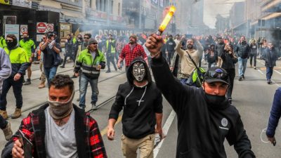 Erneut Proteste gegen Corona-Maßnahmen: Gewaltsame Ausschreitungen in Australien