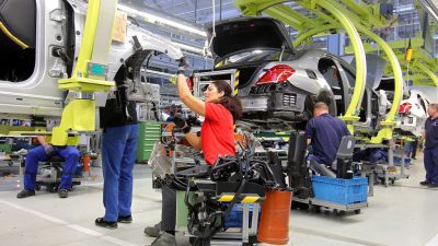 Automobilbranche weiter stark von Lieferengpässen betroffen