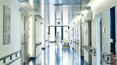 Hospitalisierung als maßgebliche Größe – Auskunftspflicht von Beschäftigten beschlossen