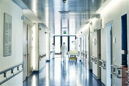 Hospitalisierung als maßgebliche Größe – Auskunftspflicht von Beschäftigten beschlossen