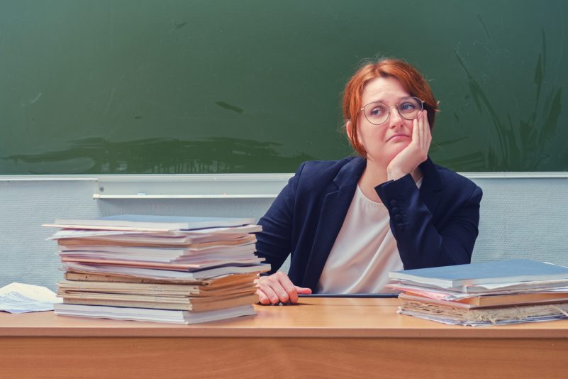 Lehrerin am Schultisch. Symbolbild. Foto: iStock