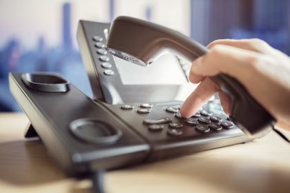 Um Arbeitszeit totzuschlagen: Angestellter ruft sich stundenlang selbst an