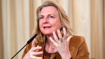 Ex-Außenministerin verlässt Österreich – und wirft Medien Mafia-Methoden vor