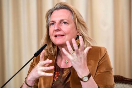 Ex-Außenministerin verlässt Österreich – und wirft Medien Mafia-Methoden vor