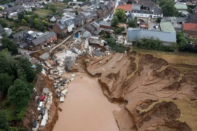 Das Hochwasser der Erft hat tiefe Spuren hinterlassen, nicht nur in der Landschaft.