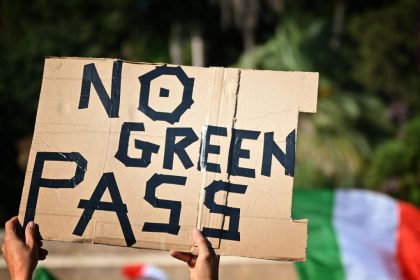 Tausende protestieren in Rom gegen Corona-Passpflicht am Arbeitsplatz