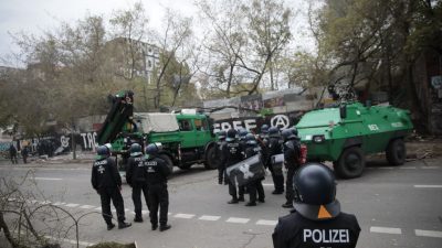 Polizei räumt „Köpi“-Wagenburg in Berlin – Linke fackeln Mülltonnen und Autos ab