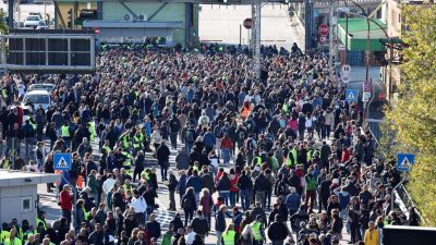 Italienische Polizei setzt Wasserwerfer gegen demonstrierende Hafenarbeiter ein