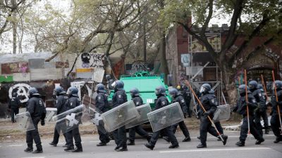 Mit Panzern und Schweißgerät: Großaufgebot der Polizei räumt linkes Bauwagen-Camp