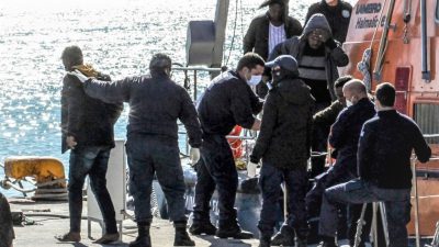 400 Asylsuchende von türkischem Schiff in Griechenland angekommen