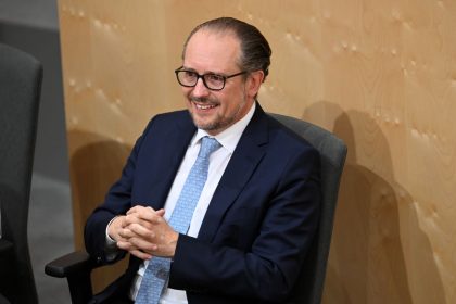 Neuer Kanzler will Kurs von Vorgänger fortführen – Merkel gratuliert Schallenberg