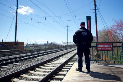 Frau im Hochzug vor zahlreichen Fahrgästen vergewaltigt – Tipps zur Zivilcourage