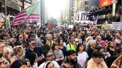 Times Square, New York: Für die Freiheit auf die Straße