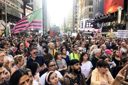 Times Square, New York: Für die Freiheit auf die Straße