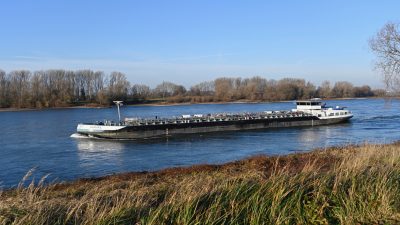 Fluss wegen zweier festgefahrener Schiffe bei Karlsruhe gesperrt