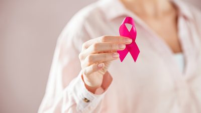 Pinke Schleifchen sollen auf Brustkrebs aufmerksam machen.