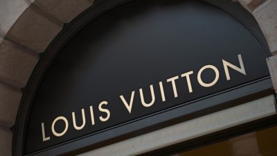 Klima-Aktivisten stürmen Modenschau von Louis Vuitton – „Überkonsum = Aussterben“