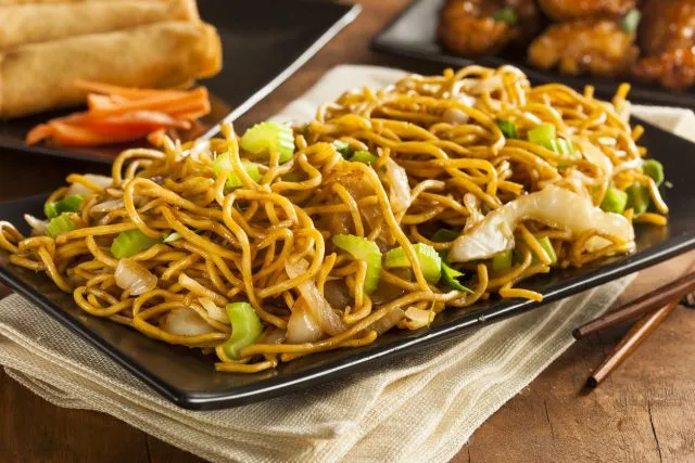 Chicken Lo Mein: Nudeln asiatischer Art