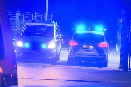 Auto durchbricht Flughafenzaun – Passagierjet stoppt Landung