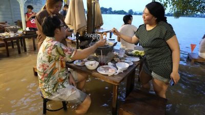 Flut-Lokal in Thailand wird zum Renner