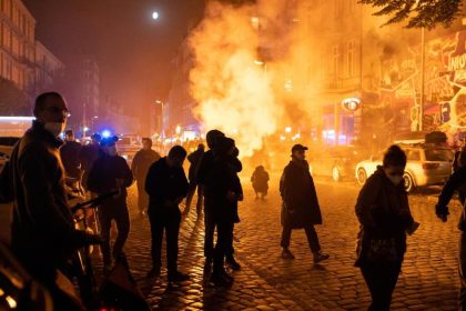 Gewaltbeladene Demo gegen Räumung von Wagencamp in Berlin