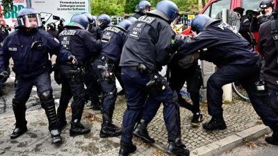 46 verletzte Beamte und 76 Festnahmen bei „Köpi“-Räumung