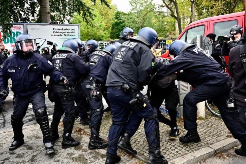 46 verletzte Beamte und 76 Festnahmen bei „Köpi“-Räumung