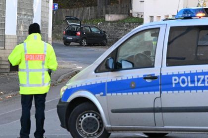 Drei Kinder vor Kindertagesstätte von Auto schwer verletzt