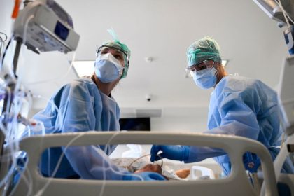 Erster Fall neuer Corona-Variante in Europa: Länder schränken Reiseverkehr ein