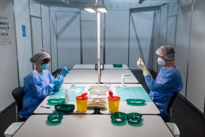 Neuer Omikron-Verdachtsfall in NRW – Biontech arbeitet an Impfstoff-Anpassung