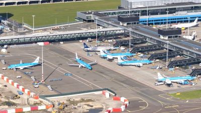 Verstörende Szenen am Flughafen Schiphol – Passagiere wie Gefangene behandelt
