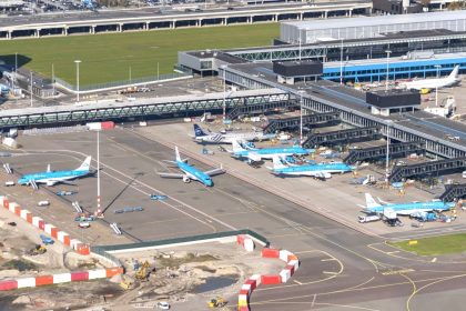 Verstörende Szenen am Flughafen Schiphol – Passagiere wie Gefangene behandelt