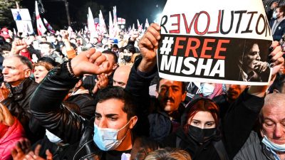 Tausende Georgier gehen für inhaftierten Ex-Präsidenten auf die Straße