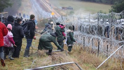 Migranten durchbrechen gewaltsam Grenze zwischen Belarus und Polen