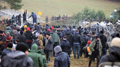Polnische Grenze: Hunderte Menschen versuchen Grenzzaun zu durchbrechen