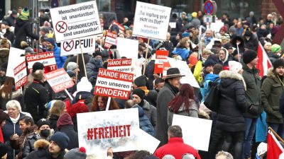 Zehntausende Österreicher demonstrieren gegen Impfpflicht