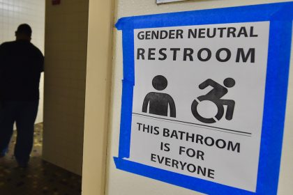 Junge „im Rock“ missbraucht Mädchen auf Toilette – Schulleitung mauert, Vater verhaftet