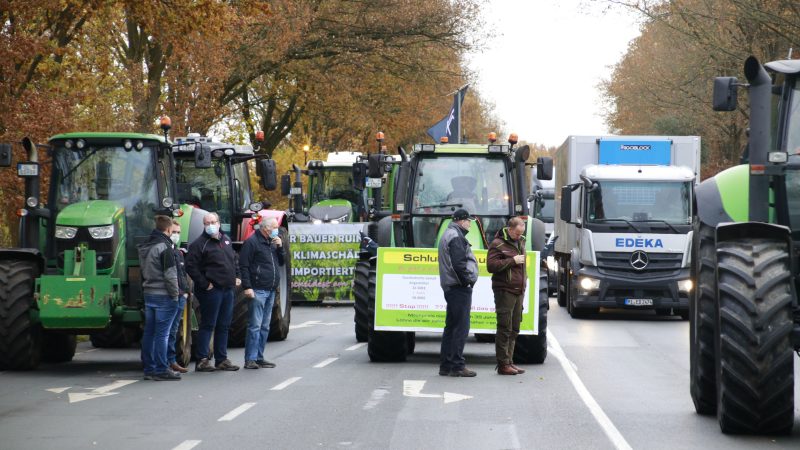 Landwirte protestieren vor dem Zentrallager von Edeka in Wiefelstede.