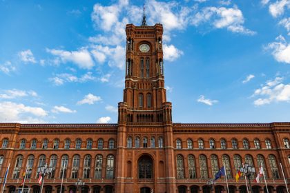 Flaggenkonflikt in Berlin: CDU, AfD und Linke ringen um Zeichenpolitik