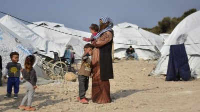 Lesbos: Asylsuchende müssen in Übergangslagern überwintern