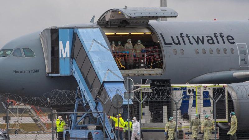 Luftwaffe fliegt Corona-Patienten aus Bayern aus