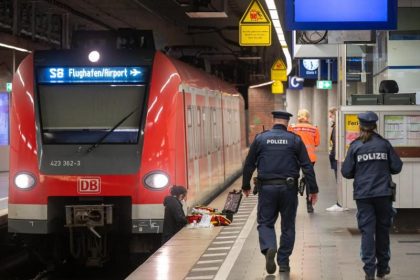 Mann in München vor S-Bahn gestoßen