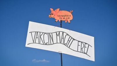 „Impfen macht frei“ – Abgeordnete schocken in Impfdebatte mit Nazi-Vergleich