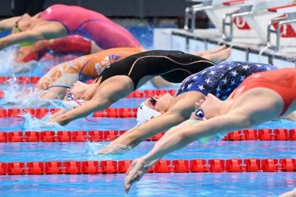 Transgender bricht Rekorde im Frauenschwimmen – Sportbeauftragte wirft den Hut