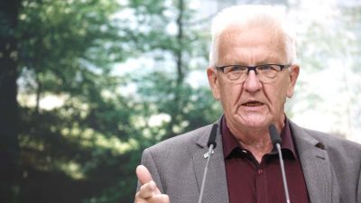 Kretschmann kritisiert FDP im Streit um Impfpflicht scharf