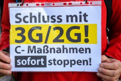 Schärfere Corona-Regeln der Länder und viele Proteste im ganzen Land