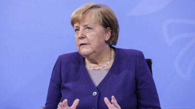 Merkel verurteilt Fackelaufmarsch als „Angriff auf die Demokratie“
