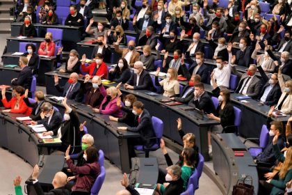 Schlagabtausch über neues Infektionsschutzgesetz im Bundestag