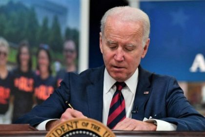 Biden unterzeichnet Importverbot für Waren aus chinesischer Provinz Xinjiang