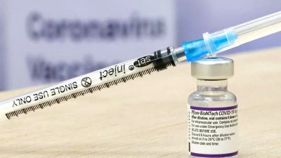 „Schwere fieberhafte Reaktion“ nach COVID-19-Impfung: Betroffene erhalten Entschädigung